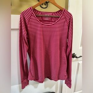 Women’s Mountain Hardwear shirt, XL, w/thumbholes.